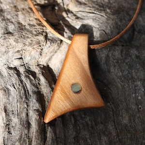 Collar de madera de cerezo silvestre irlandés con incrustaciones de concha de abulón, colgante de madera irlandés hecho a mano