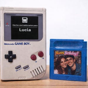 Puede incluir: Juego de tres tazas de cerámica con acabado mate moteado. Las tazas son de color crema, gris claro y gris oscuro. Cada taza tiene un diseño simple y minimalista.