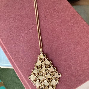 Sarah Coventry signed articulated gold tone, pendant, mid century, BoHo, mod flower filigree necklace