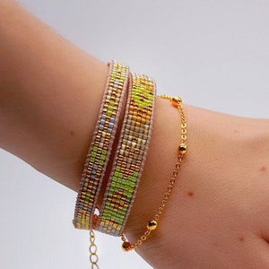 Designer kralenarmband in grijs, goud en limoengroen, luxe Japans kralenwerk, handgeweven dubbele manchet met vergulde ketting en bolletje.