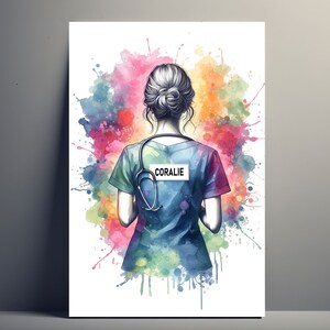 Könnte beinhalten: Eine Aquarell-Illustration einer Frau, die eine blaue medizinische Uniform mit einem Stethoskop um den Hals trägt. Das Namensschild auf ihrer Uniform lautet "CORALIE". Der Hintergrund ist ein bunter Aquarellspritzer.
