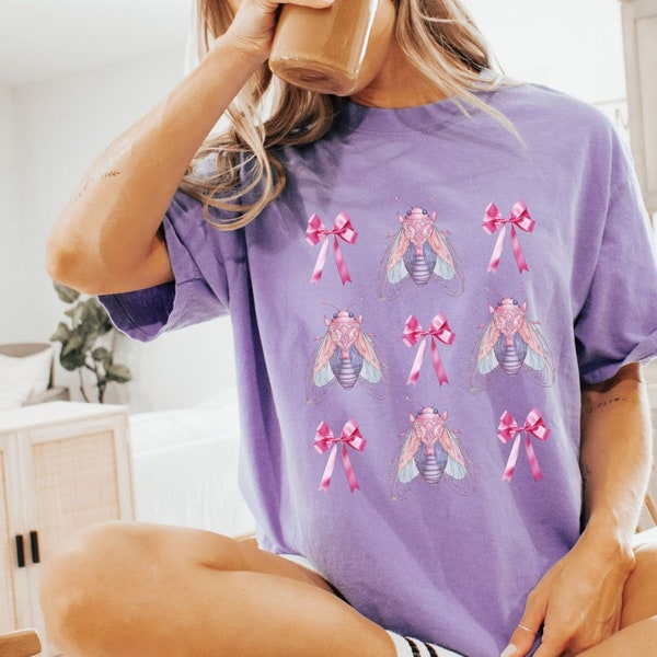 Pinkes Coquette Cicada Shirt, trendiges Bow Ribbon T-Shirt, Trending Comfort Colors Shirt Damen oder Jugend 2024, Elfenbein, Violett, Pfeffer