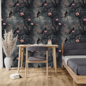Puede incluir: Un papel tapiz gris oscuro y negro con un patr&oacute;n repetitivo de cuervos negros posados en ramas desnudas con rosas rosadas. El papel tapiz se muestra en una habitaci&oacute;n con un escritorio de madera, una silla y una cama.