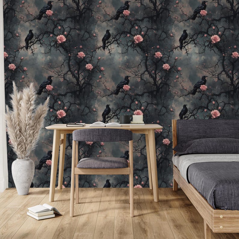 Puede incluir: Un papel tapiz gris oscuro y negro con un patr&oacute;n repetitivo de cuervos negros posados en ramas desnudas con rosas rosadas. El papel tapiz se muestra en una habitaci&oacute;n con un escritorio de madera, una silla y una cama.