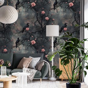Puede incluir: Un papel tapiz gris oscuro con un patr&oacute;n repetitivo de p&aacute;jaros negros posados en ramas desnudas con flores rosas. El papel tapiz est&aacute; en un ambiente de sala de estar con un sof&aacute; gris, una alfombra blanca y una planta grande en maceta.
