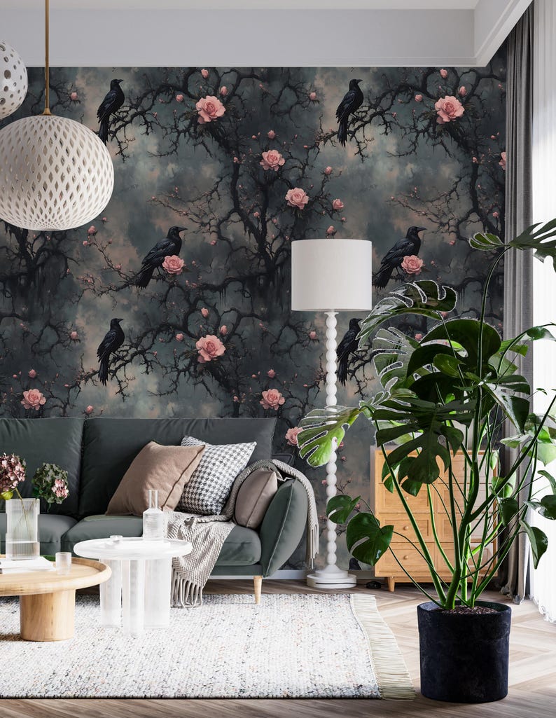 Puede incluir: Un papel tapiz gris oscuro con un patr&oacute;n repetitivo de p&aacute;jaros negros posados en ramas desnudas con flores rosas. El papel tapiz est&aacute; en un ambiente de sala de estar con un sof&aacute; gris, una alfombra blanca y una planta grande en maceta.