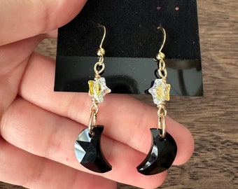 Pendientes con forma de luna y estrella de aurora boreal bañados en oro con cristales Swarovski Jet