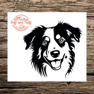 Peut inclure: Un autocollant graphique noir et blanc représentant la tête d'un chien aux oreilles tombantes et à la gueule ouverte. Dans le coin supérieur gauche, un logo circulaire contient le texte Ruff and Fluff Farm, Charles City, Virginia.