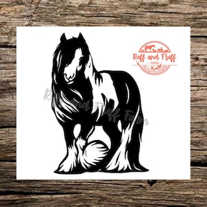 Könnte beinhalten: Eine schwarz-weiße grafische Illustration eines Pferdes mit langer Mähne und Behang an den Beinen. Das Design enthält den Text Ruff and Fluff Farm Charles City, Virginia in einem kreisförmigen roten Logo sowie ein Wasserzeichen in der Mitte.