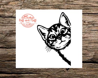Könnte beinhalten: Ein schwarz-weißer Grafikaufkleber mit einem stilisierten Katzenkopf, der von der rechten Seite hervorlugt. Das Design enthält ein kreisförmiges Logo in der oberen linken Ecke mit dem Text Ruff and Fluff Farm, Charles City, Virginia.