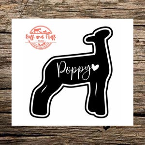 Pode incluir: Uma silhueta preta de um cordeiro com um contorno branco, apresentando o nome Poppy em letra cursiva branca seguido por um pequeno coração branco. No canto superior esquerdo, um logótipo circular vermelho diz Ruff and Fluff Farm, Charles City, Virginia.