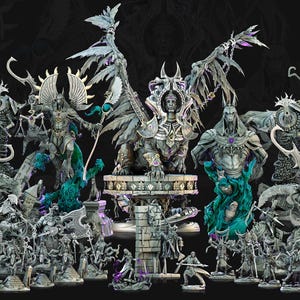 Op de afbeelding: Een verzameling gedetailleerde miniatuurfiguren, voornamelijk in grijstinten, die verschillende fantasiecreaturen en personages uitbeelden. De figuren zijn in een groep gerangschikt, sommige met vleugels en sierlijke ontwerpen. De tekst "SCALES OF ANUBIS" is linksboven zichtbaar.