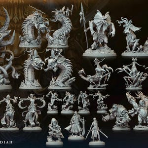 Op de afbeelding: Een verzameling grijze fantasie miniaturen, waaronder draken, mensachtigen en monsterlijke wezens. De miniaturen zijn ingewikkeld gedetailleerd en staan op individuele bases. De tekst "SANDSTORM DREAMS OF AMMON DIAH" is zichtbaar onderaan.
