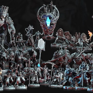Puede incluir: Una colección de figuras en miniatura detalladas, que incluyen grandes guerreros blindados, figuras esqueléticas y otros personajes de fantasía. Las figuras son principalmente grises y negras, con algunos acentos azules y naranjas. El texto "Unburied King" es visible.