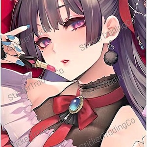 Può includere: Una giovane donna con lunghi capelli viola, vestita con un abito nero e rosso con un grande fiocco rosso e un gioiello blu. Sta tenendo un rossetto e ha lo smalto blu sulle dita.