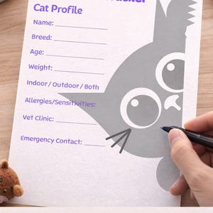 Puede incluir: Un rastreador de bienestar para gatos imprimible con un gráfico de gato gris. El formulario incluye campos para nombre, raza, edad, peso y alergias. El texto "Wellness Tracker" y "Cat Profile" son de color púrpura.