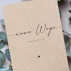 Postkarte „neue Wege – neue Abenteuer“ auf Kraftpapier mit Handschrift-Typografie und kleinem Herzsymbol – stilvolle Abschiedskarte aus Naturpapier im A6-Format für Jobwechsel, Reisen oder Neubeginn.