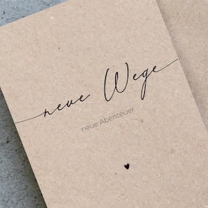 Postkarte „neue Wege – neue Abenteuer“ auf Kraftpapier mit Handschrift-Typografie und kleinem Herzsymbol – stilvolle Abschiedskarte aus Naturpapier im A6-Format für Jobwechsel, Reisen oder Neubeginn.