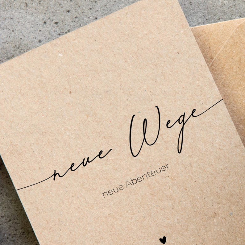 Postkarte „neue Wege – neue Abenteuer“ auf Kraftpapier mit Handschrift-Typografie und kleinem Herzsymbol – stilvolle Abschiedskarte aus Naturpapier im A6-Format für Jobwechsel, Reisen oder Neubeginn.