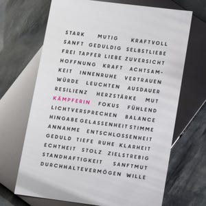 Kämpferin Postkarte für starke Frauen – Mutmacher Typografie Karte, Brustkrebs Geschenk & Empowerment Grußkarte Inspiration