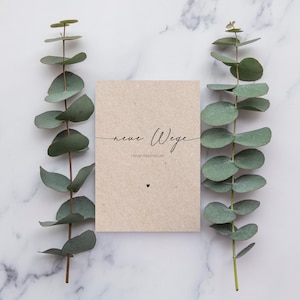 Postkarte „neue Wege – neue Abenteuer“ auf Kraftpapier mit Handschrift-Typografie und kleinem Herzsymbol – stilvolle Abschiedskarte aus Naturpapier im A6-Format für Jobwechsel, Reisen oder Neubeginn.