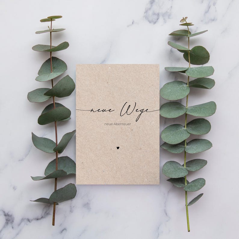 Postkarte „neue Wege – neue Abenteuer“ auf Kraftpapier mit Handschrift-Typografie und kleinem Herzsymbol – stilvolle Abschiedskarte aus Naturpapier im A6-Format für Jobwechsel, Reisen oder Neubeginn.
