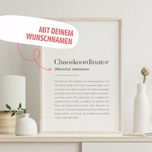 Könnte beinhalten: Gerahmter Druck mit dem deutschen Text "Chaoskoordinator" in schwarzer Schrift. Der Druck enthält eine Definition und den Text "MIT DEINEM WUNSCHNAMEN" in einer weißen Sprechblase. Der Druck befindet sich auf einem weißen Regal.