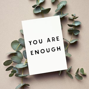 You Are Enough Karte – Minimalistische Mutmacher Postkarte | Selbstliebe Geschenk für sie | Achtsamkeit Affirmation Karte
