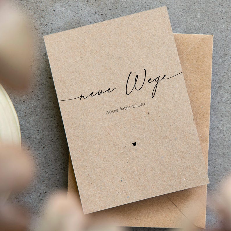 Postkarte „neue Wege – neue Abenteuer“ auf Kraftpapier mit Handschrift-Typografie und kleinem Herzsymbol – stilvolle Abschiedskarte aus Naturpapier im A6-Format für Jobwechsel, Reisen oder Neubeginn.