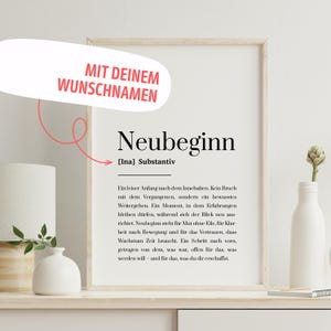 Könnte beinhalten: Ein gerahmter Druck mit dem deutschen Wort "Neubeginn" in minimalistischem Design. Der Druck enthält eine Definition und einen kurzen Text über Neuanfänge. In der oberen linken Ecke steht der Text "MIT DEINEM WUNSCHNAMEN".