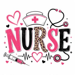 Op de afbeelding: Een grafisch ontwerp met het woord NURSE in roze, zwarte en luipaardprint letters. De afbeelding bevat een witte verpleegsterskap met een roze kruis, een roze stethoscoop, een injectiespuit, hartomtrekken en een hartslaglijn op een witte achtergrond.