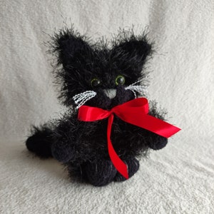 黒いふわふわの猫、編み物おもちゃ、装飾玩具、高さ約21cm