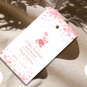 Etiqueta de agradecimiento para baby shower con un pequeño amor en camino / Recuerdo de fiesta de revelación de género de San Valentín / Plantilla de Canva / Papelería imprimible