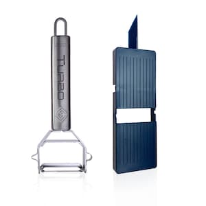 Könnte beinhalten: Ein silberner Sparschäler mit einem schwarzen Griff und dem aufgedruckten Wort "TURBO". Der Sparschäler befindet sich neben einem blauen Gemüseschneider aus Kunststoff mit einer scharfen Klinge.