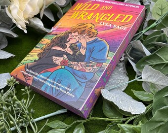 Wild and Wrangle von Lyla Sage – Sonderedition Taschenbuch mit speziell angefertigten Kanten (Rebel Blue Ranch)