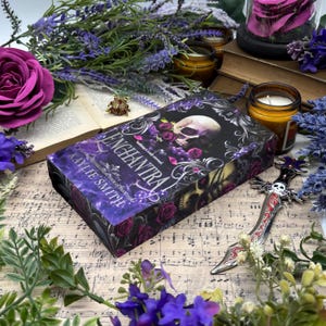 Enchantra Skulls and Roses van Kaylie Smith Paperback Special Edition met aangepaste randen