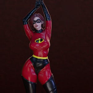 Könnte beinhalten: Ein rotes und schwarzes Superheldenkostüm mit gelbem Gürtel und schwarzer Maske. Die Figur trägt schwarze Handschuhe und Stiefel, die Arme über dem Kopf erhoben. Das Kostüm hat ein Logo auf der Brust.