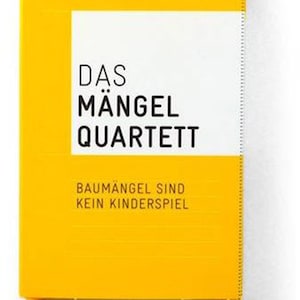 Könnte beinhalten: Gelbe Schachtel mit schwarzem Text, der "Das Mangel Quartett" und "Baumängel sind kein Kinderspiel" lautet.