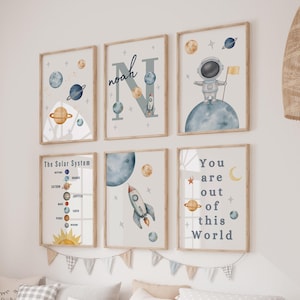 Impresiones para guarderías espaciales, arte de pared imprimible del espacio exterior, juego de 6 para decoración de guarderías, traje espacial, viajes espaciales, sistema solar e impresión de nombre personalizado