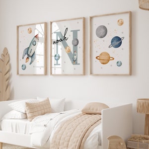 Impresión inicial espacial personalizada, impresión del sistema solar, impresiones espaciales para guardería, arte de pared imprimible del espacio exterior (juego de 3), decoración de guardería, viajes espaciales