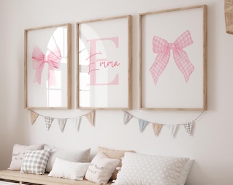 Arte personalizado con inicial en acuarela y lazo rosa, arte femenino rosa, juego de 3 piezas para habitación infantil rosa / Descarga digital / Arte de pared imprimible