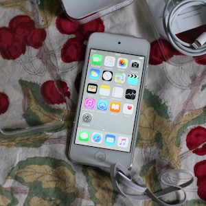 Apple iPod Touch 6th Gen 32GB - Silver - Original Box & Case