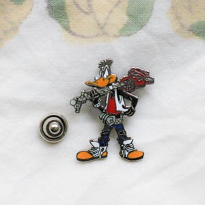 Daffy Duck von Warner Bros | Nostalgische Karikatur | Vintage Metall-Brosche | Sammlerstück Gitarre | Cartoon Network | Rockstar | Musikstern
