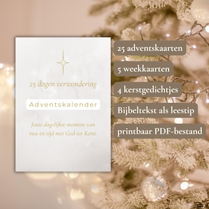 Peut inclure: Une carte calendrier de l'Avent rectangulaire blanche avec une icône d'étoile dorée, le texte 25 dagen verwondering, Adventskalender et des phrases en néerlandais. À côté, des étiquettes brunes listent 25 adventskaarten, 5 weekkaarten, 4 kerstgedichtjes, Bijbeltekst als leestip et printbaar PDF-bestand.