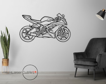 Może przedstawiać: Czarno-biała ilustracja liniowa motocykla na białej ścianie. Motocykl to sportowy motocykl o smukłym designie. Obraz jest w nowoczesnym stylu i idealnie nadaje się do dekoracji domu.