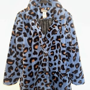 Sans Souci zacht namaakbontjack met luipaardthema klein blauw bruin bedrukt namaakbont