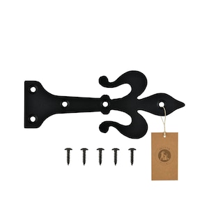 Könnte beinhalten: Schwarzes Metallscharnier mit einem dekorativen Fleur-de-lis-Design. Das Scharnier ist 10 cm lang und wird mit 5 Schrauben geliefert.