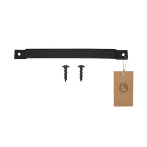 Op de afbeelding: Zwarte metalen stanggreep met twee zwarte schroeven. De greep is 30,5 cm lang en heeft een rechthoekige vorm. De schroeven zijn 2,5 cm lang en hebben een kruiskop.