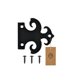 Puede incluir: Bisagra de metal negro con un diseño decorativo de desplazamiento. La bisagra tiene dos orificios de montaje y viene con tres tornillos. La bisagra está etiquetada como "moria design".