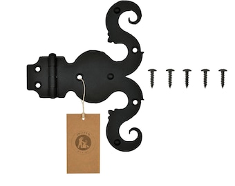 May include: Black metal hinge with decorative scrolls, featuring a traditional design. The hinge is attached to a brown paper tag with the text "moria design". The hinge comes with six black screws.